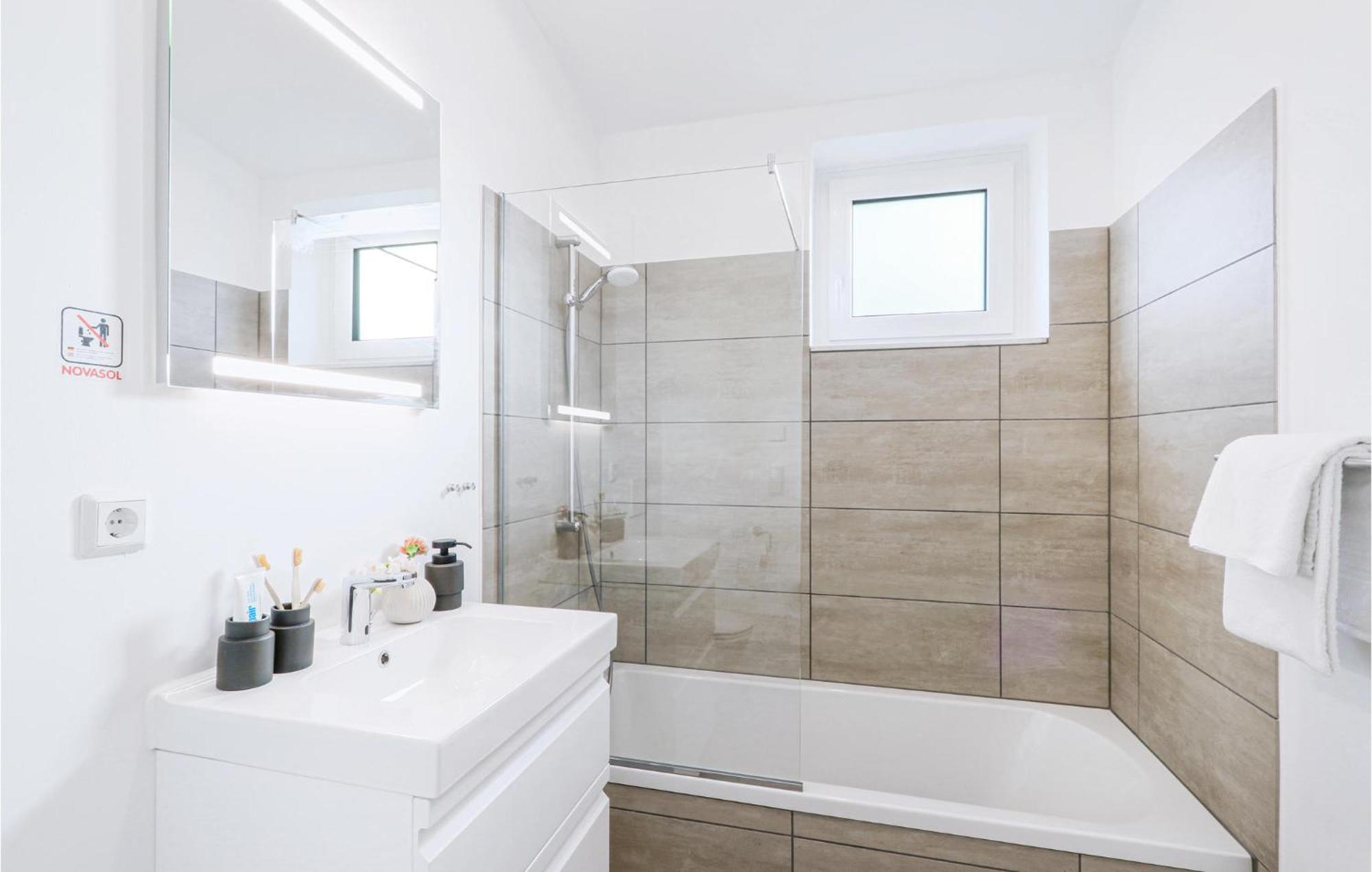 3 Bedroom Awesome Home In Lembruch-Duemmer See Buitenkant foto